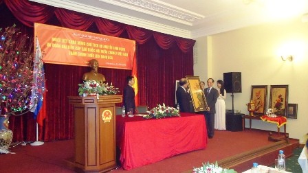 Chủ tịch Quốc hội Nguyễn Sinh Hùng gặp mặt bà con cộng đồng VN tại LB Nga - ảnh 3